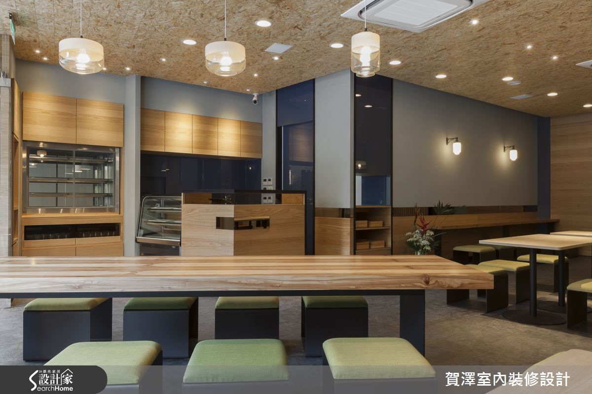 「à Table」是一間位於新竹的 30 坪複合式餐館,為一